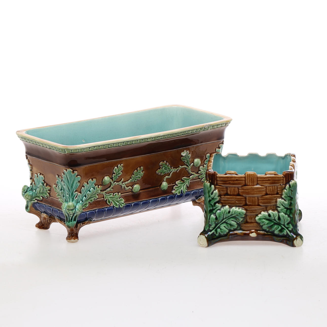 YTTERFODER/JARDINJÄRER, 2 st, majolika, delvis Höganäs, omkring sekelskiftet 1900.