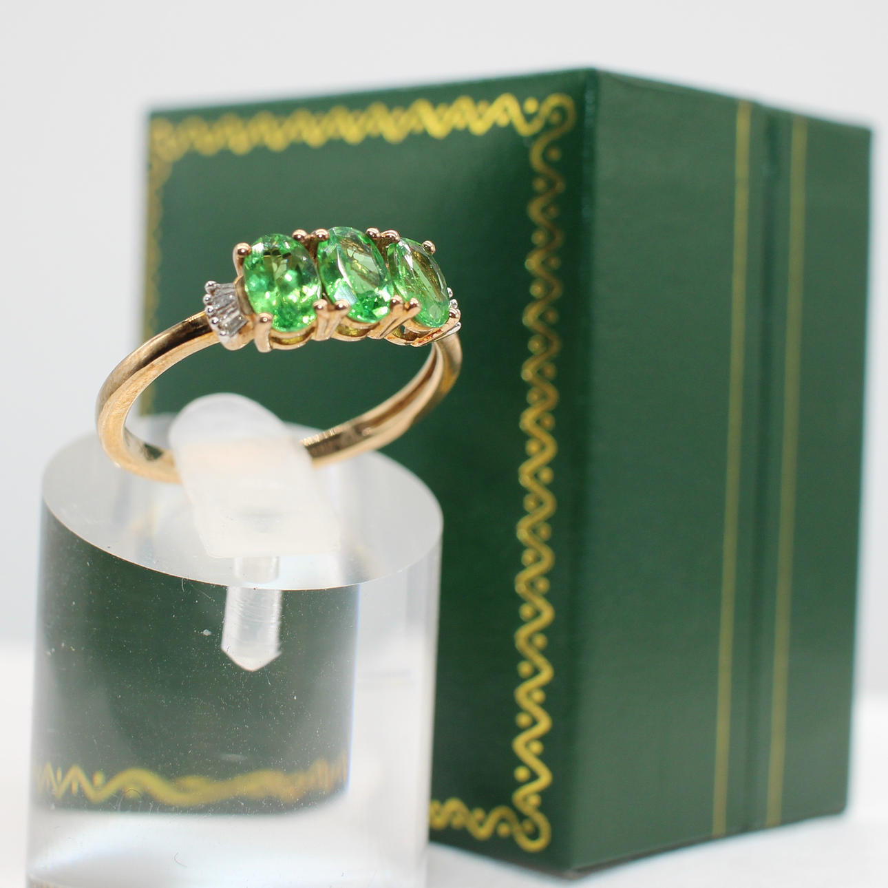 TSAVORITE GARNET & DIAMOND RING.