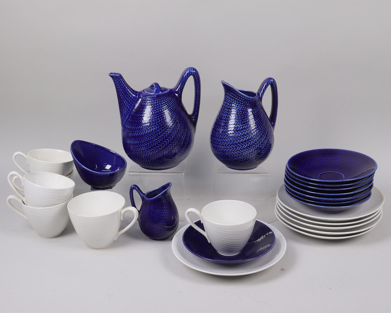 HERTHA BENGTSON. "Blå Eld", kaffe/teservis, 24 delar.