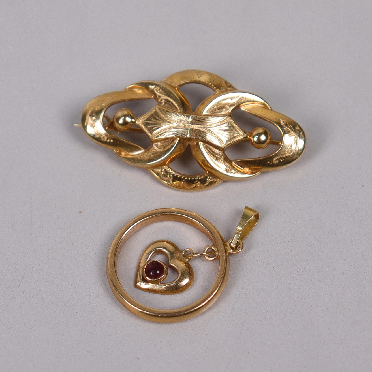 BROSCH och HÄNGE, 18k guld.