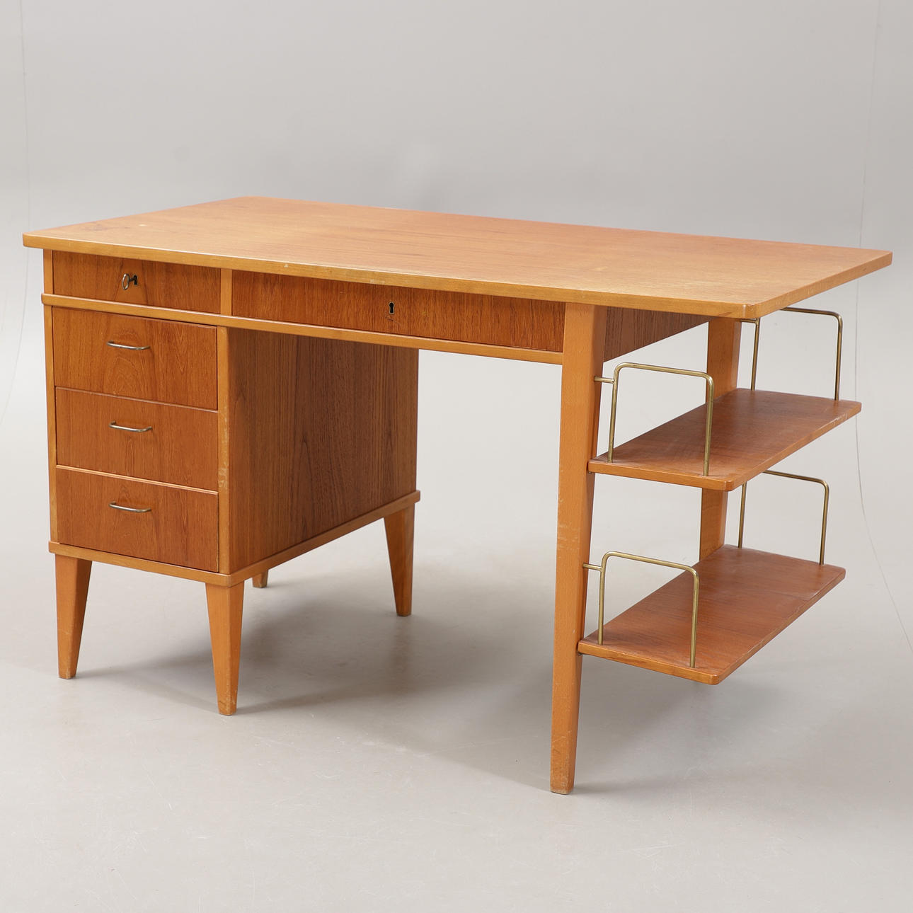 SKRIVBORD, teak, 1950-tal.