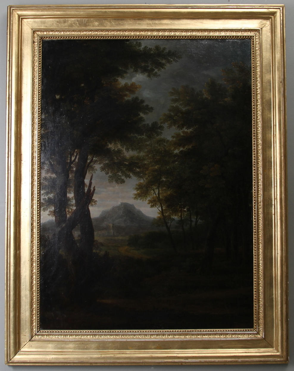 OKÄND KONSTNÄR. England, 1800-talets mitt. Skogslandskap med berg. Olja på duk uppklistrad på pannå. Osignerad.