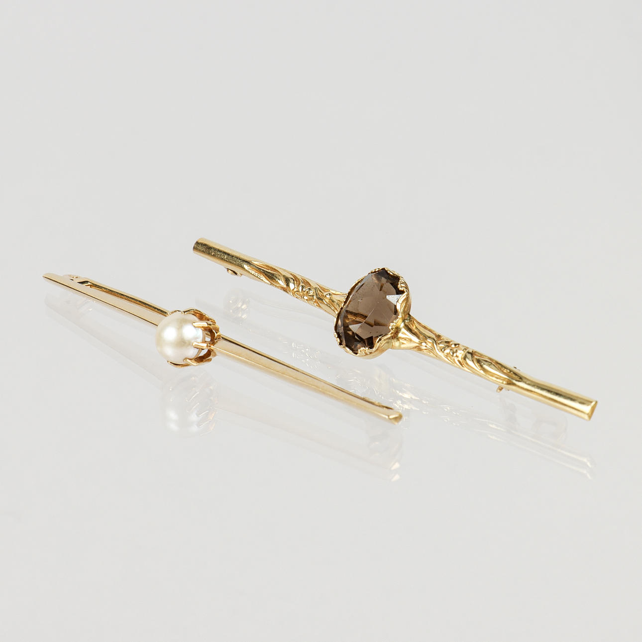 BROSCHER 2 stycken 18k guld.