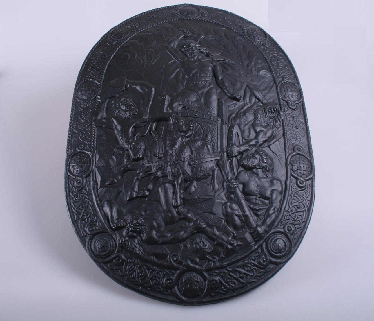 SKÖLD "Tors strid mot jättarna", gjutjärn.