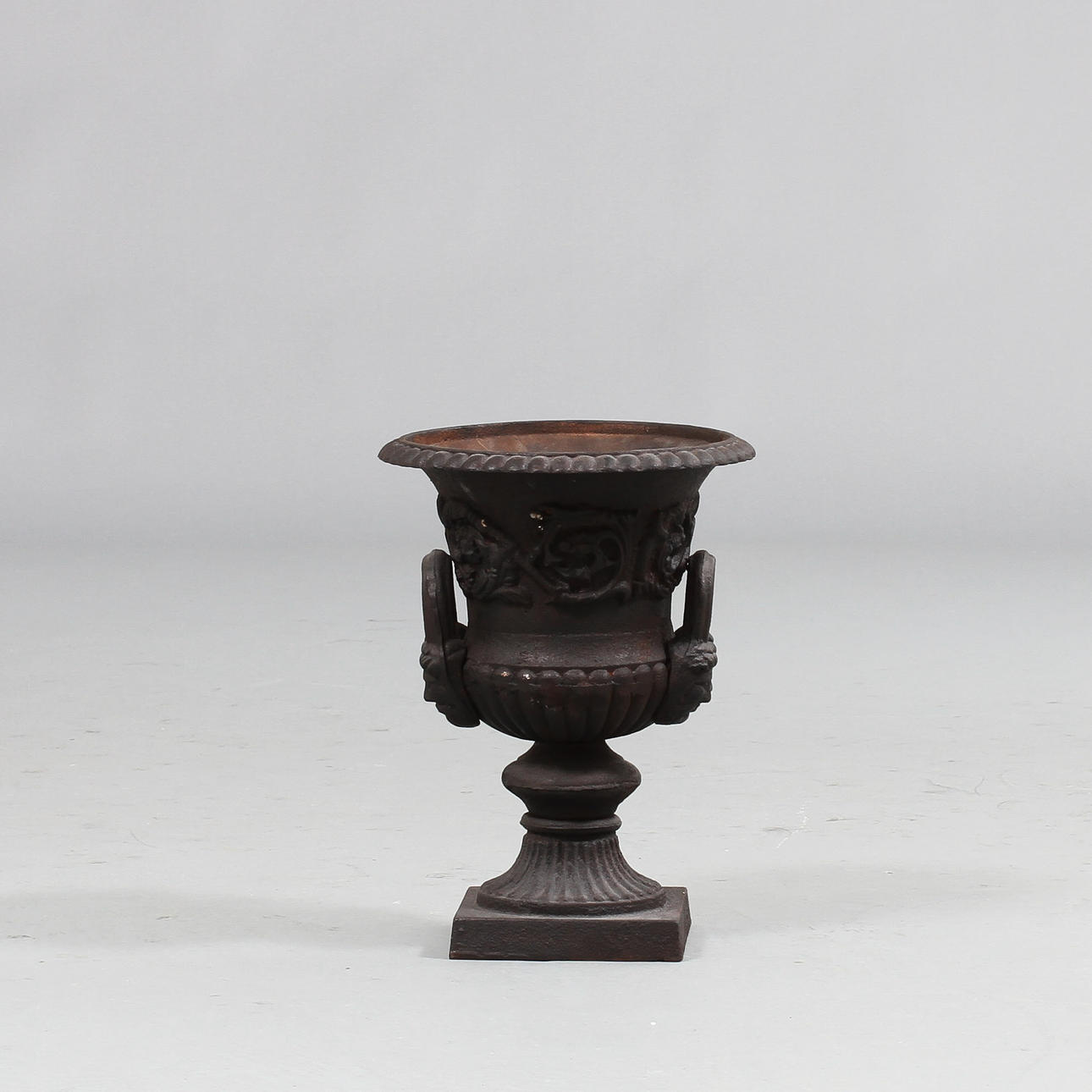 URNA, gjutjärn, gustaviansk stil, 1900-tal.