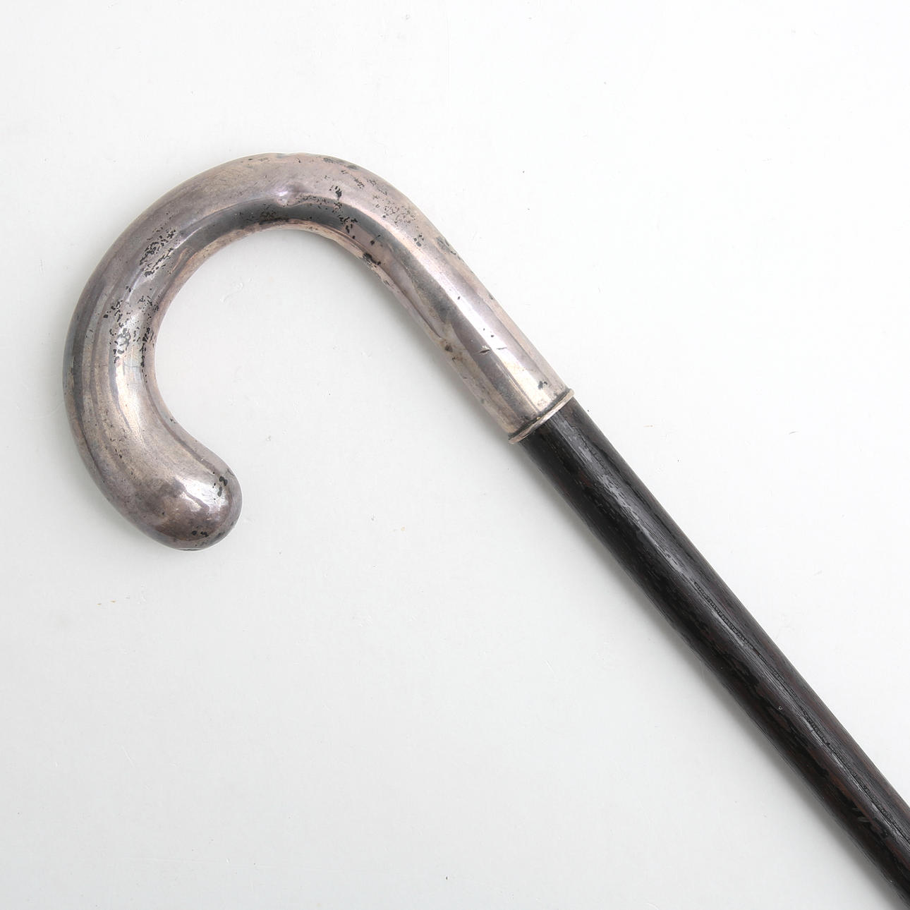 KÄPP MED SILVERKRYCKA.