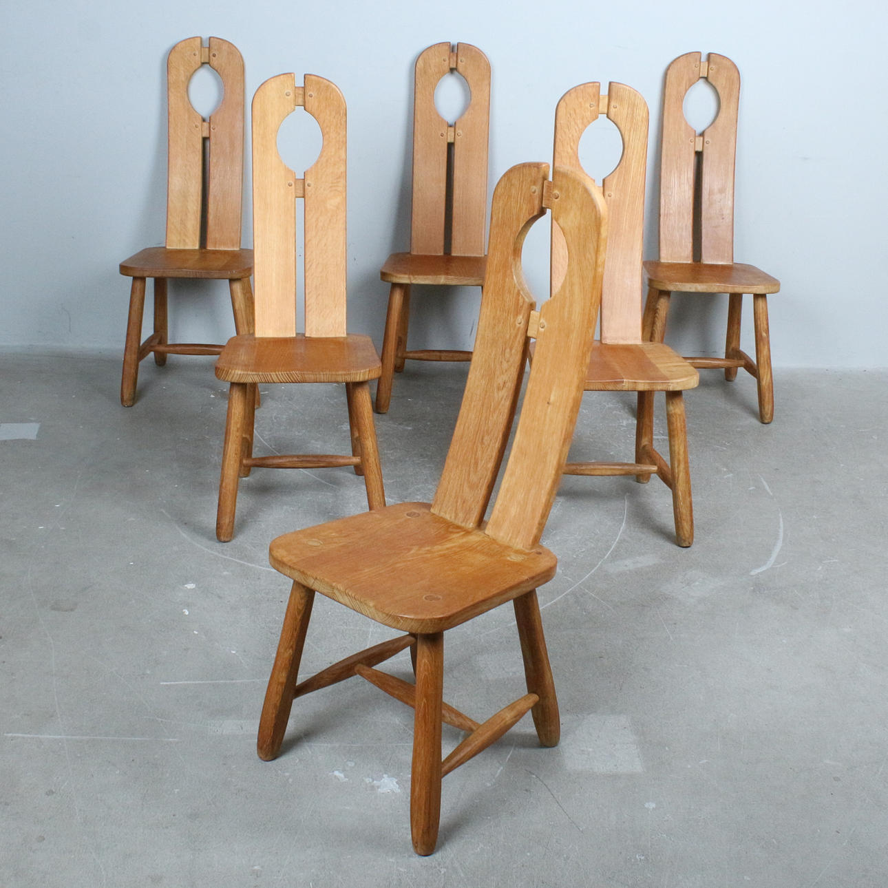 DE PUYDT. Six brutalist chairs / dining chairs, oak, 1970s