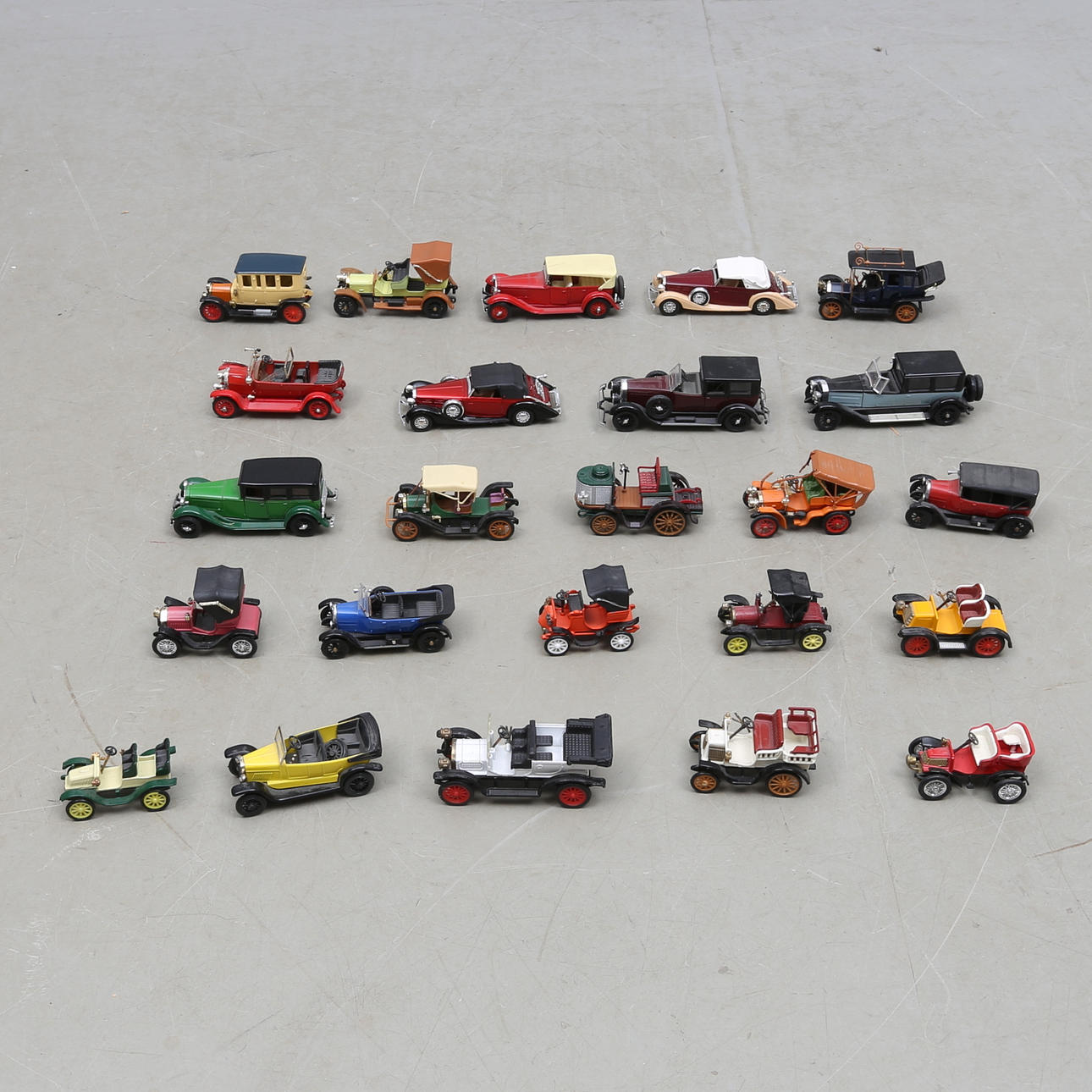 BILAR, 24 st. bland annat RIO, SOLIDO, ADLER med flera.