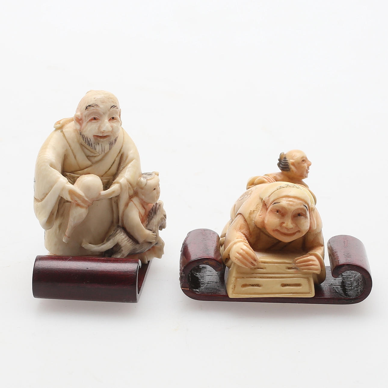 NETSUKE, skulpturer, 2 st, snidat ben, signerad, 1900-tal.