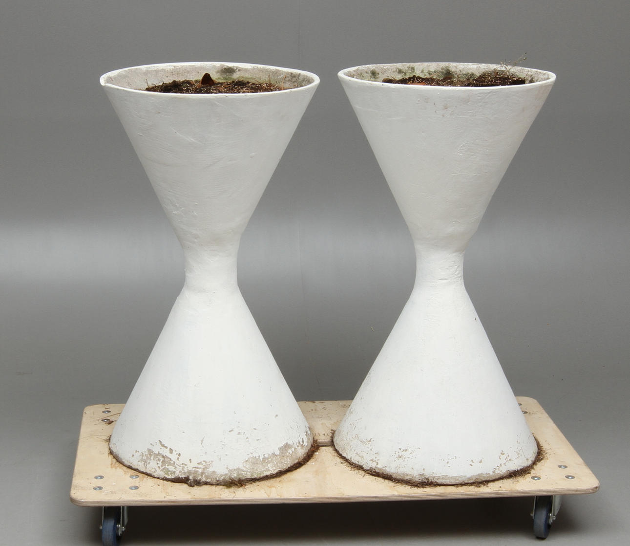 TRÄDGÅRDSURNOR, betong, 1960-tal.