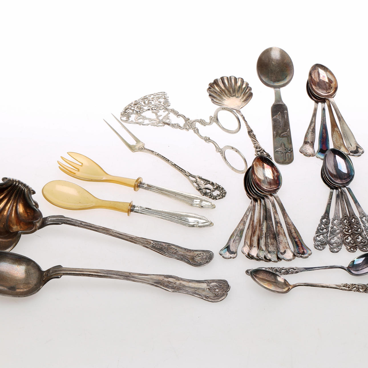 PARTI DIVERSE SILVER, bland annat kaffeskedar, såssked, kaktång, mestadels 1900-tal.