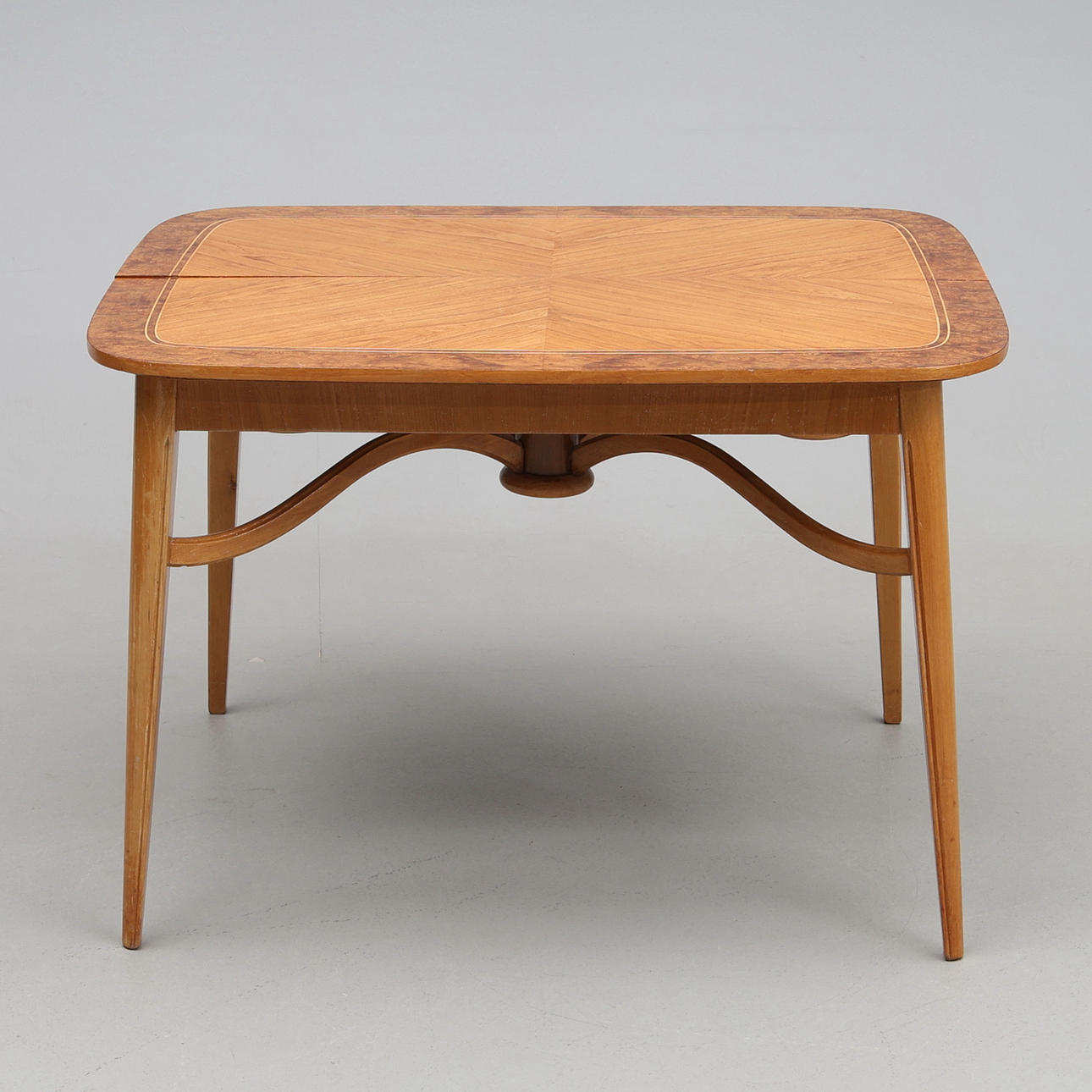 SOFFBORD. 1900-tal, med intarsia.