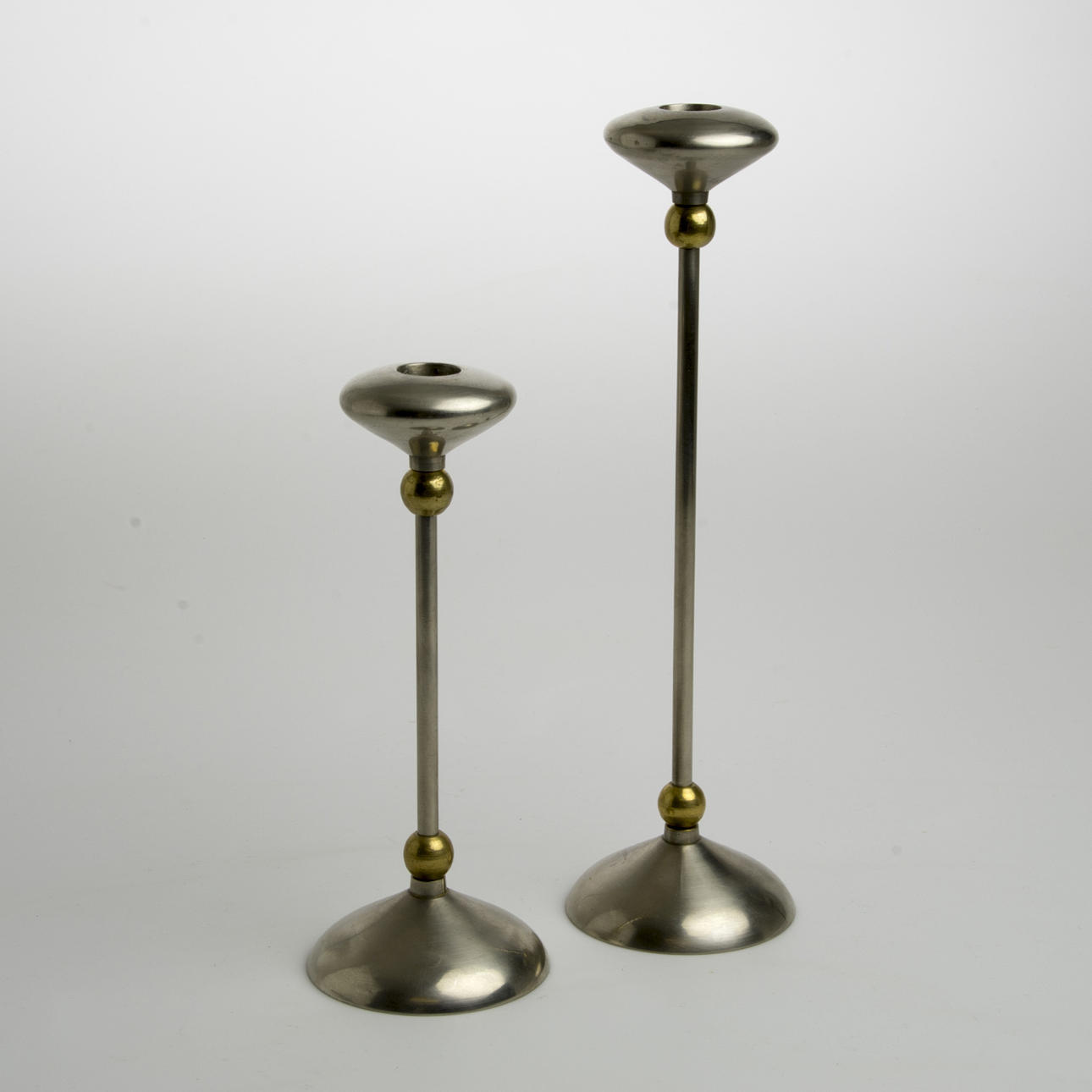 LJUSSTAKAR, 1 par, vitmetall med mässingskulor, sent 1900-tal.