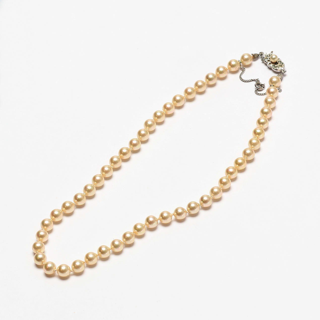 PÄRLHALSBAND MED SILVERLÅS.