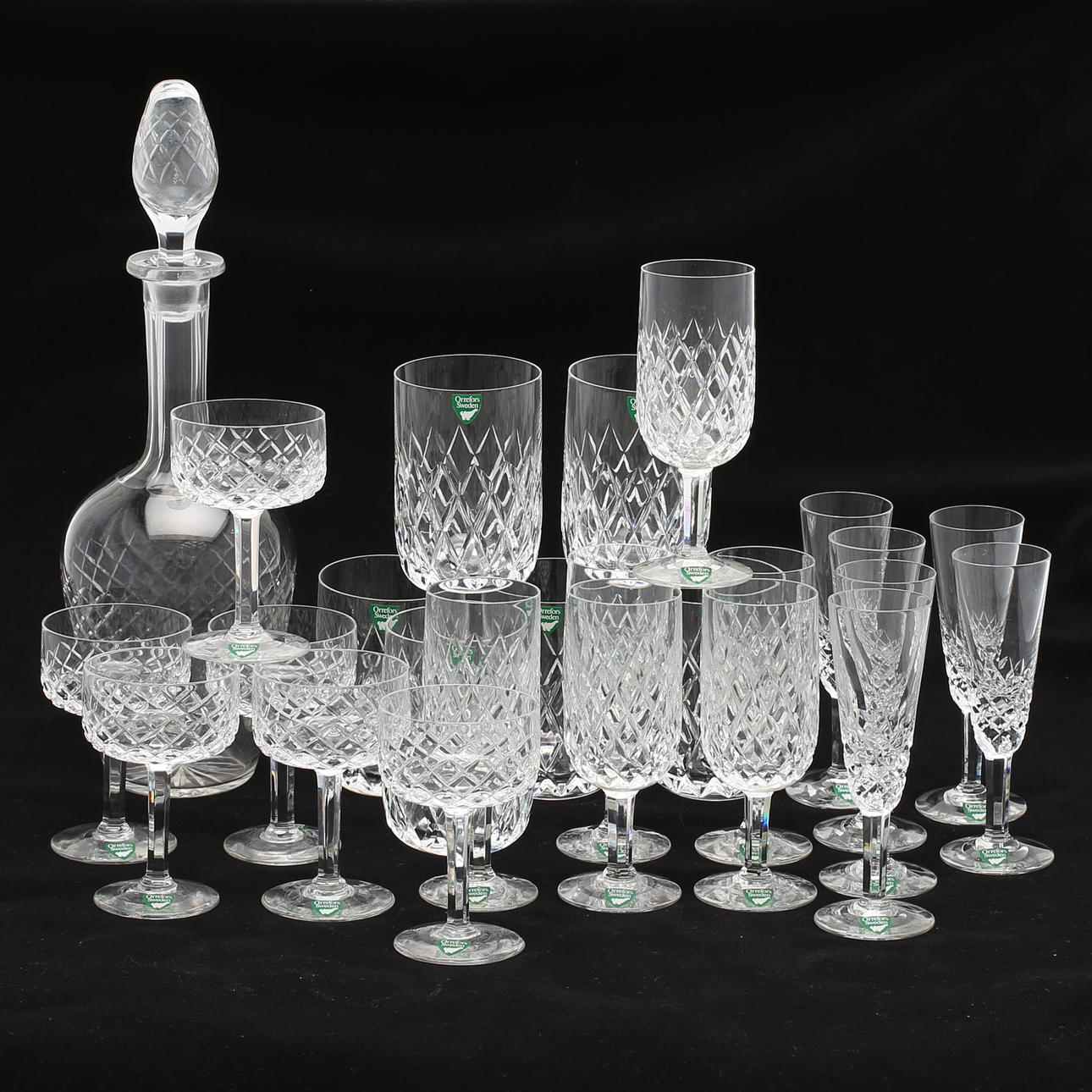 GLASSERVIS, 24 delar, "Elisabeth", Ingeborg Lundin, samt slipad KARAFF, Orrefors.