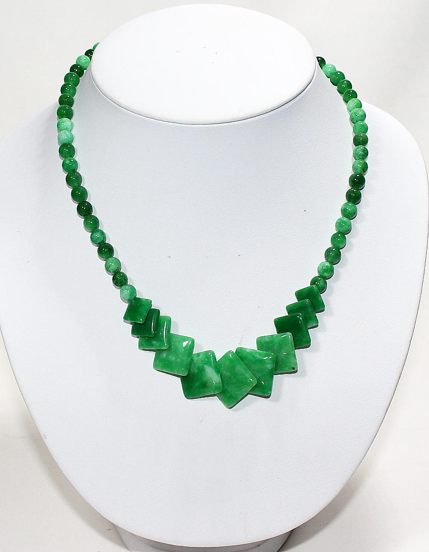 COLLIER, jade.