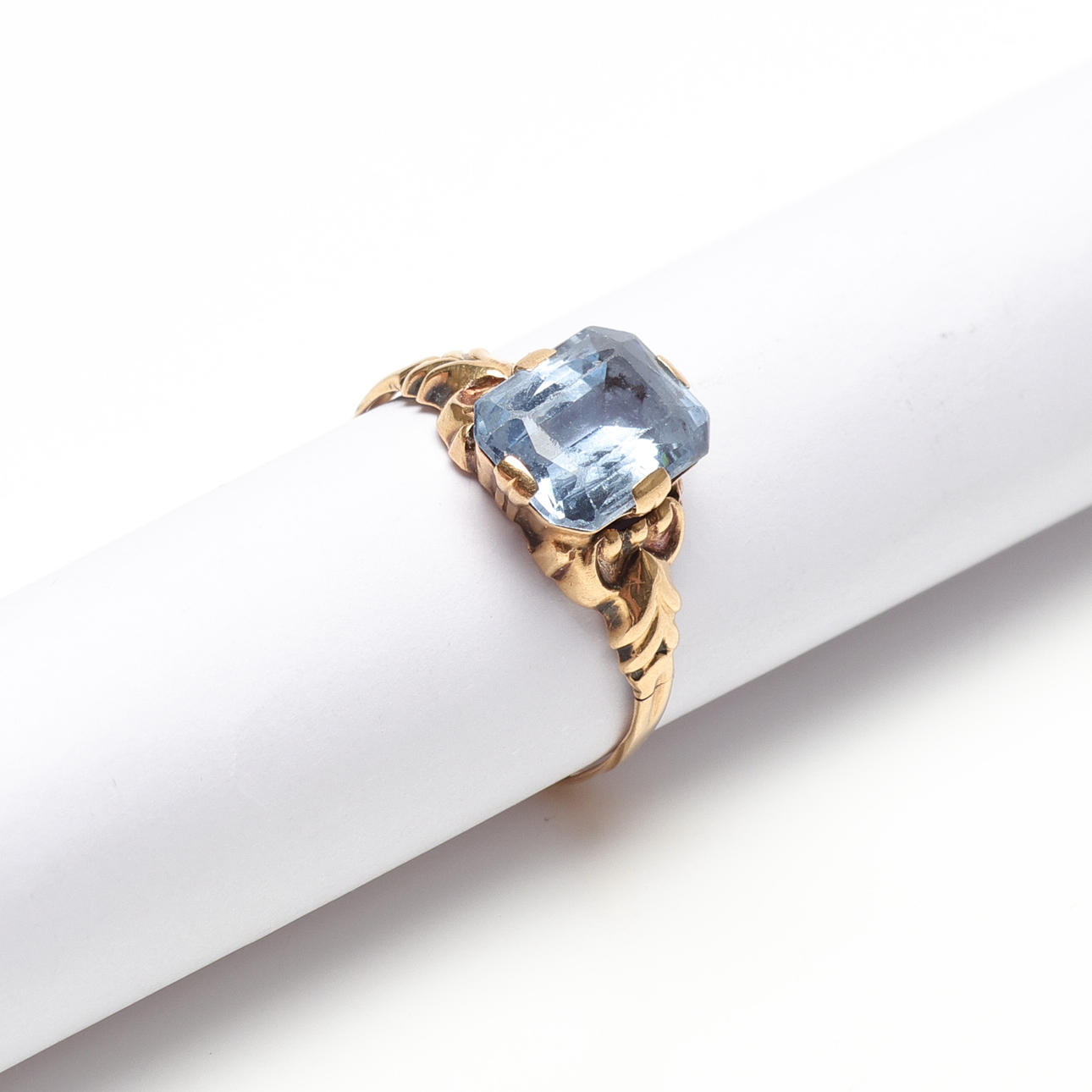 RING, 18K guld, med blå sten, vikt ca 1.5gram.