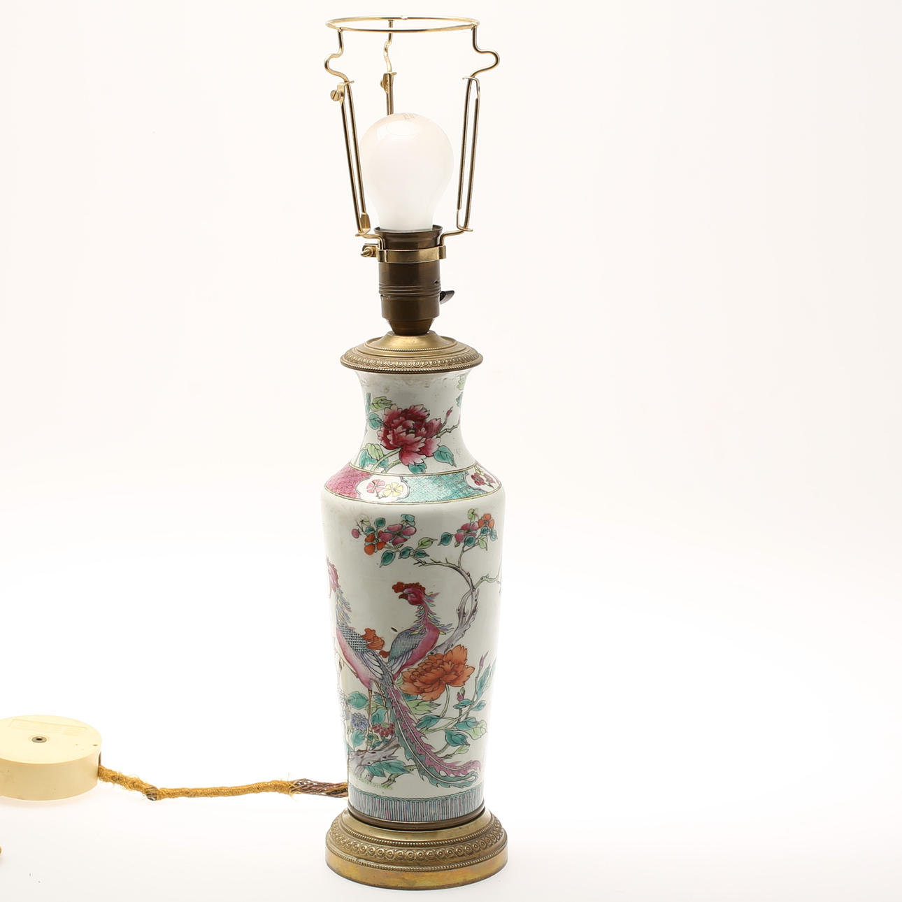 BORDSLAMPA, mässing, porslin, famille rose.