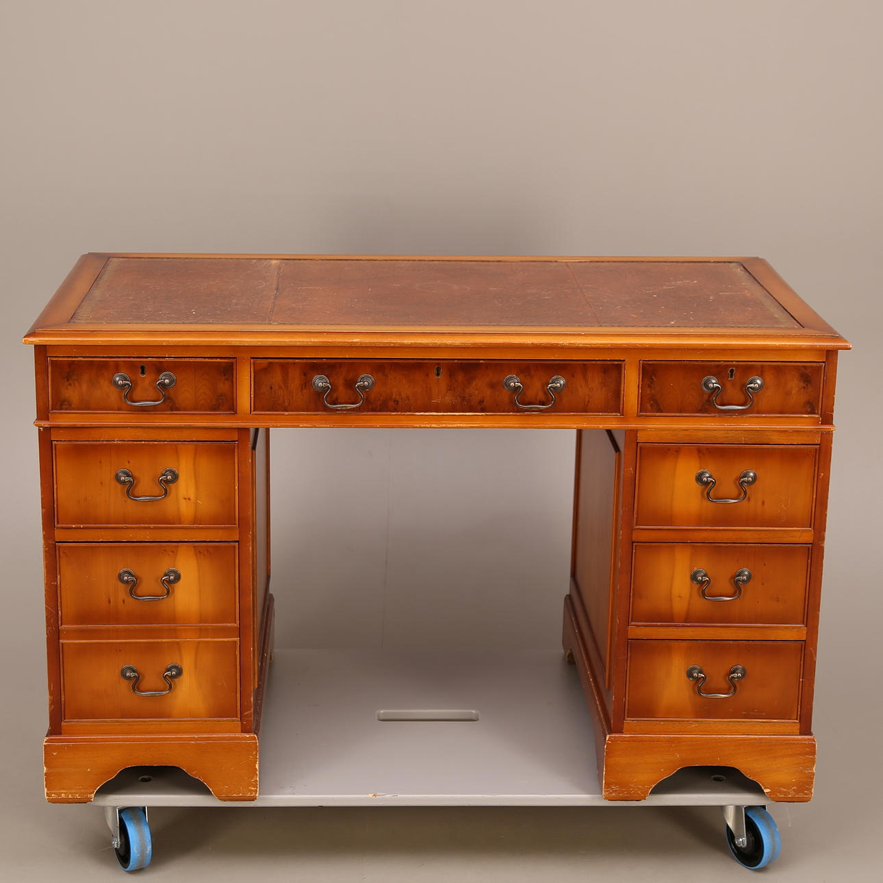 SKRIVBORD, engelsk stil, skinninlägg skivan, 1900-tal.