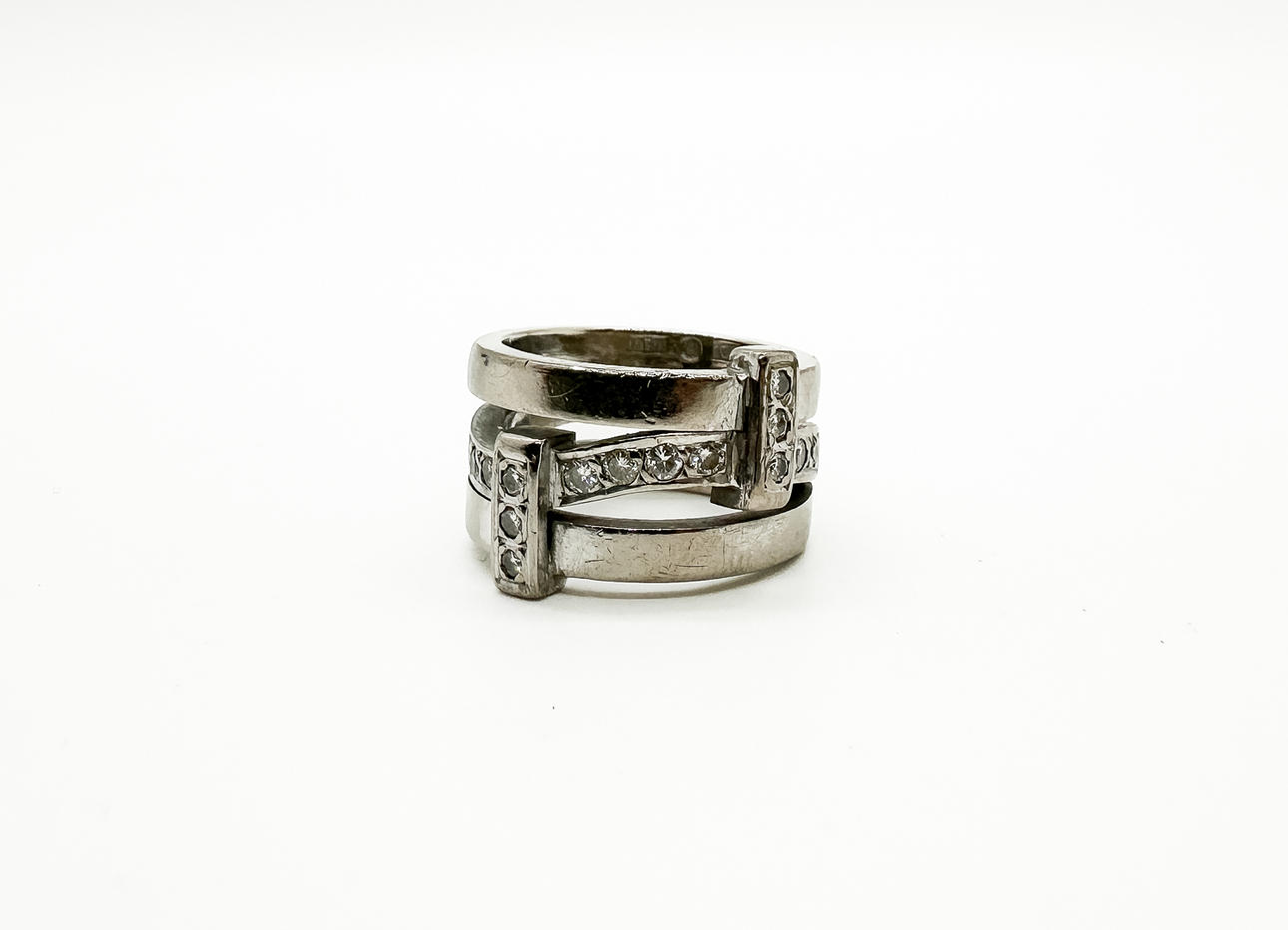 RING, 18k Vitguld, 14 små diamanter.