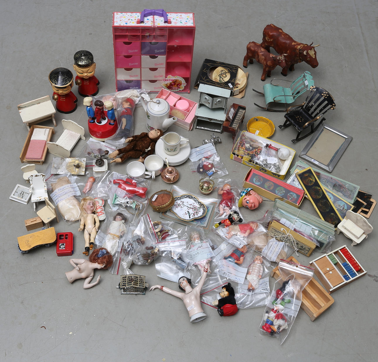 DIVERSE LEKSAKER. Dockor, Steiff apa, Laterna Magica-glas, dockmöbler med mera.