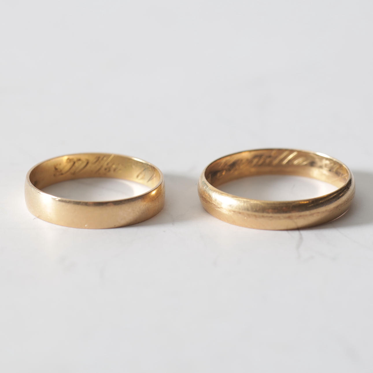 RINGAR, 2 st, 18K guld. Totalvikt ca 6,1 gram.