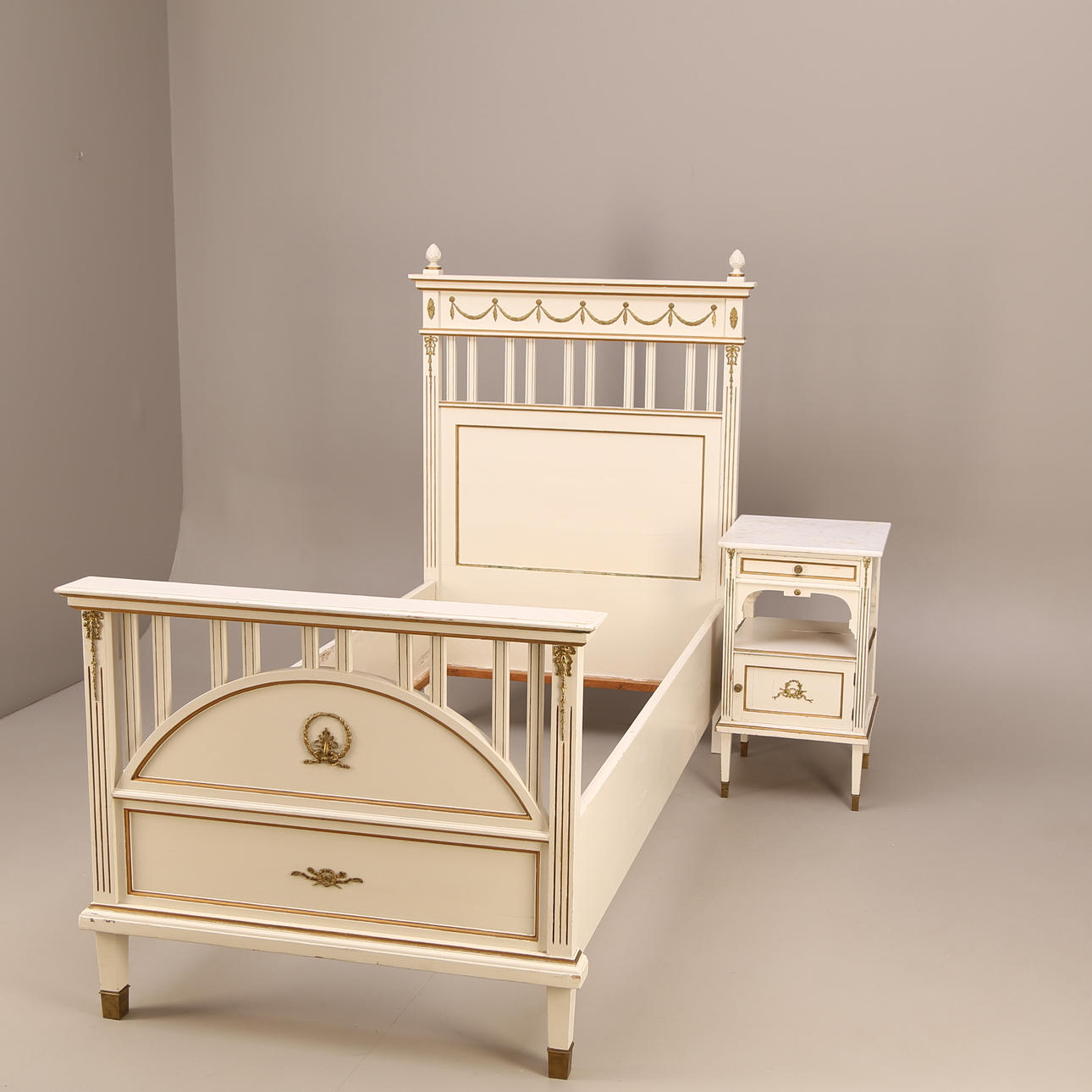 SÄNG med SÄNGBORD, vita, gustaviansk stil, 1900-tal.