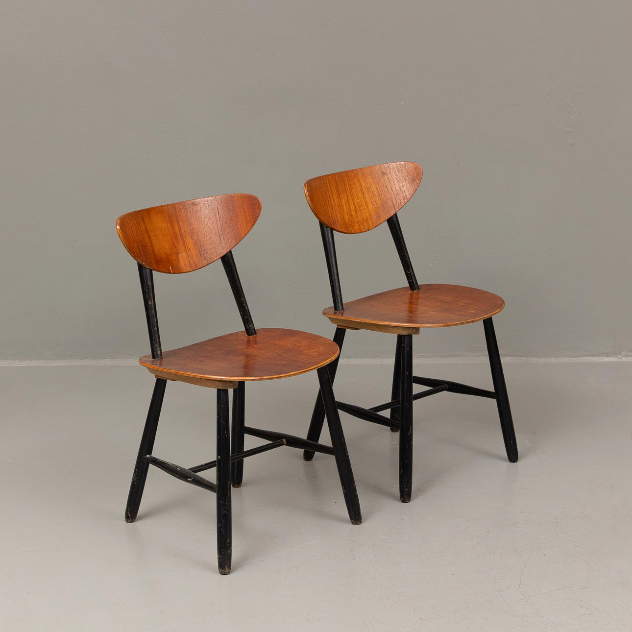 STOLAR, ett par, teak, 1900-talets mitt.