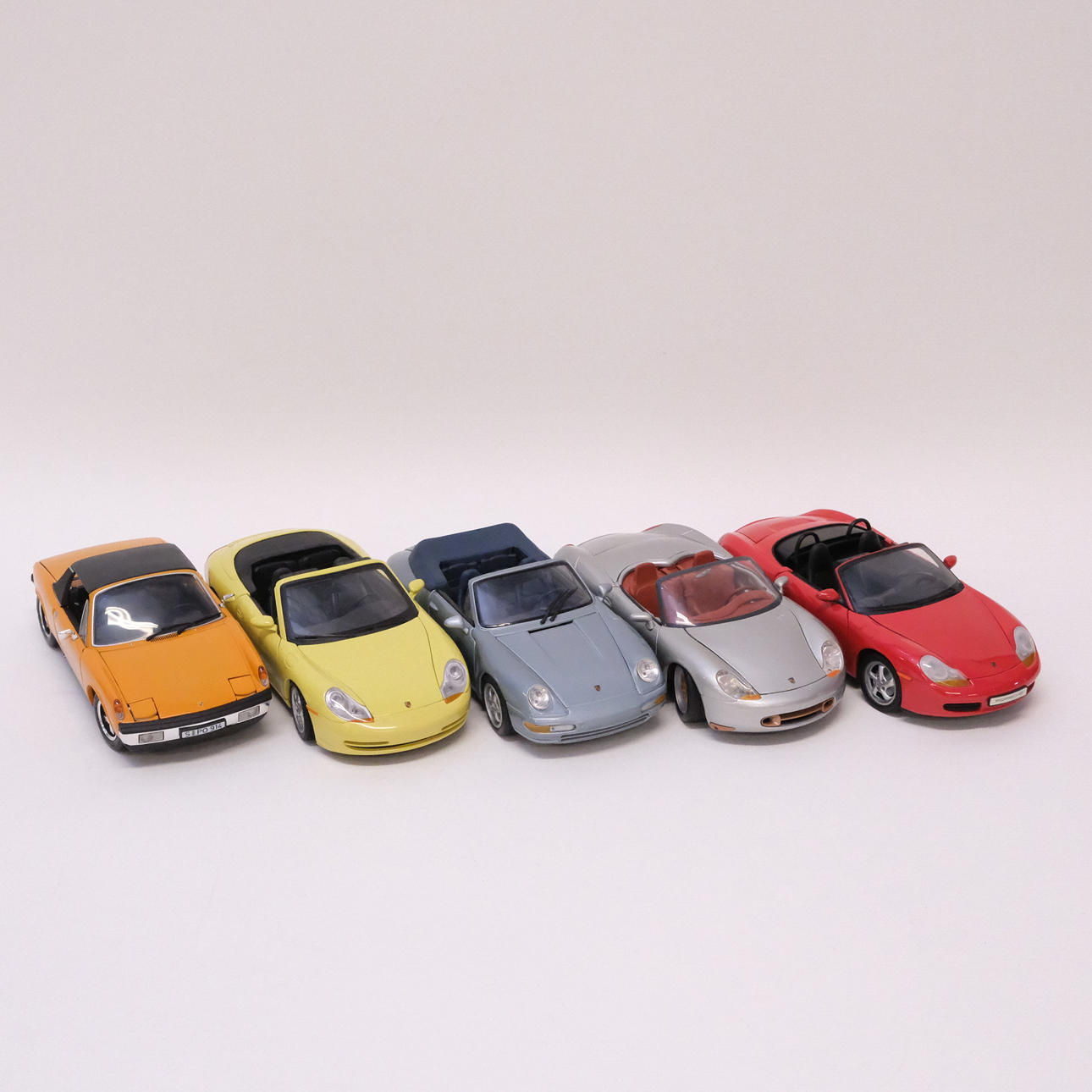 FEM MODELLBILAR, PORSCHE-FORDON. MAISTO, GATE, REVELL OCH UT MODELS ...