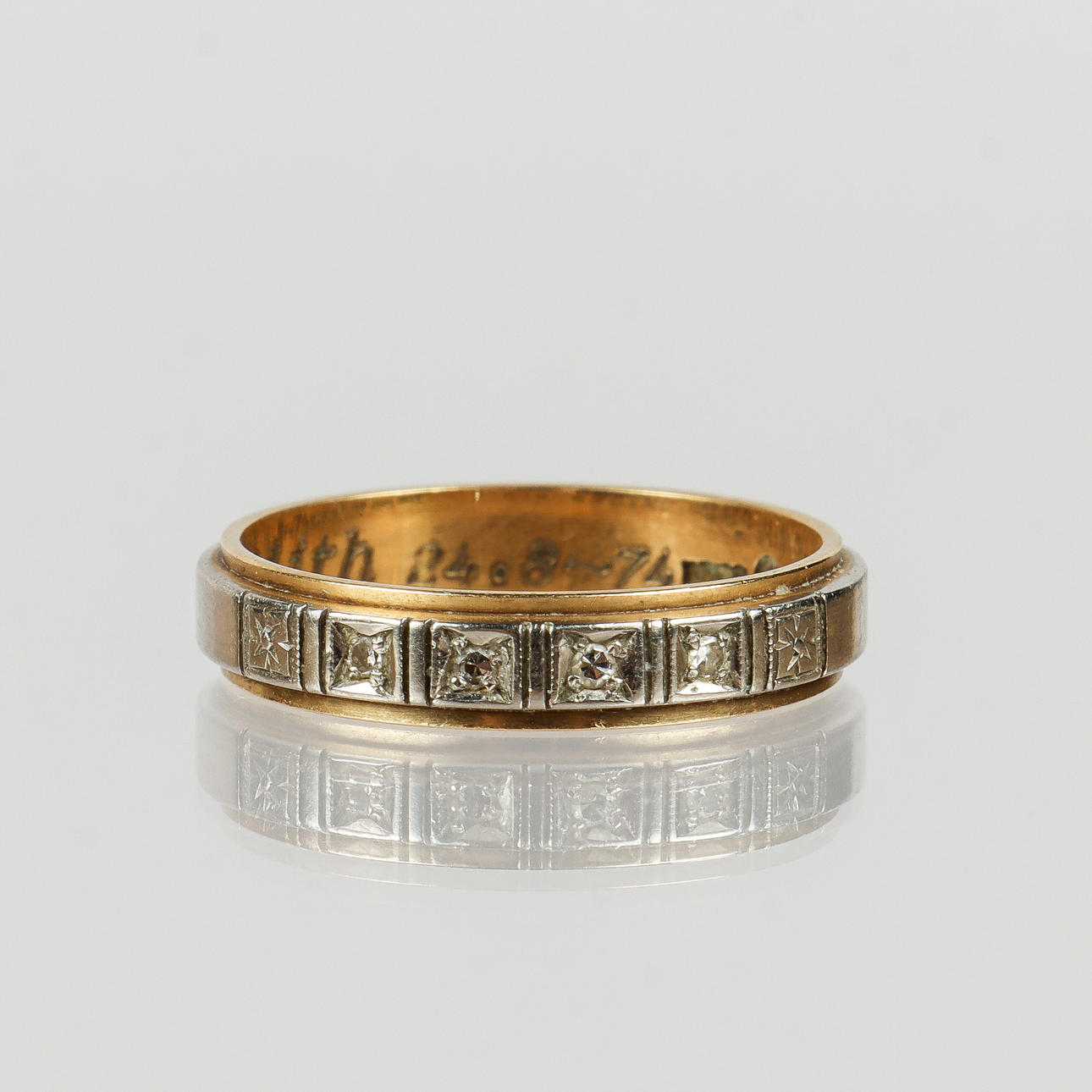 RING 18k guld med 4 små briljanter.