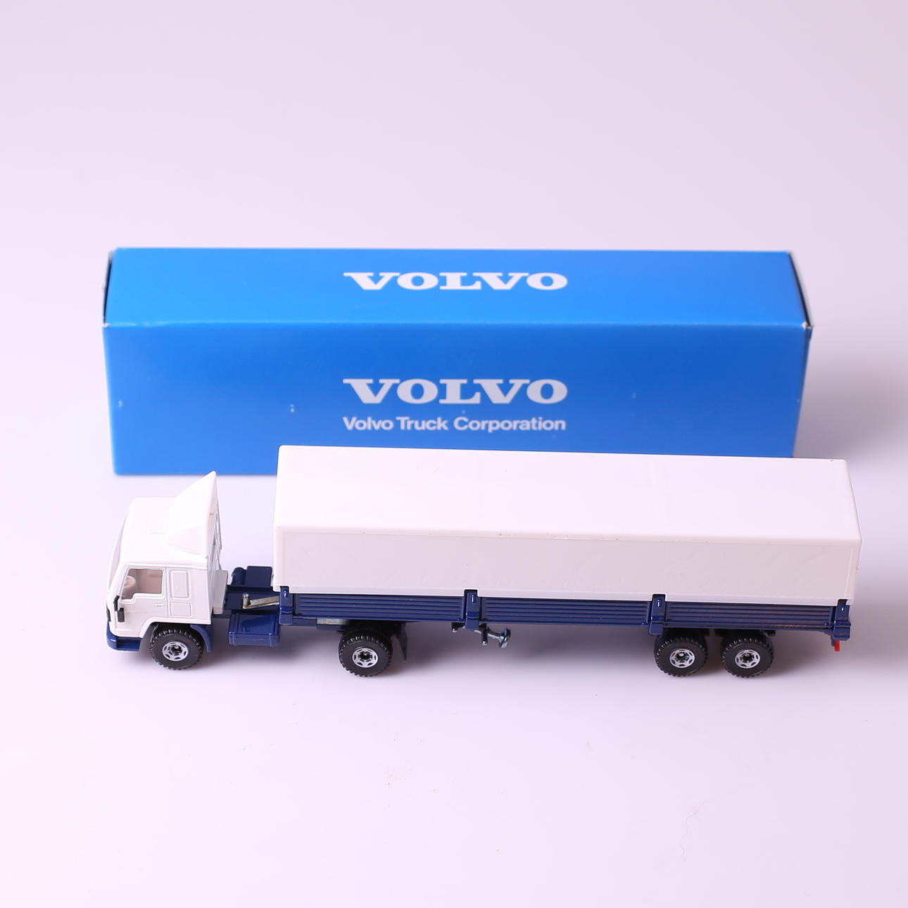 MODELLASTBIL, plåt, vit, VOLVO FL7 semitrailer Intercooler, SIKU, 1900-tal.