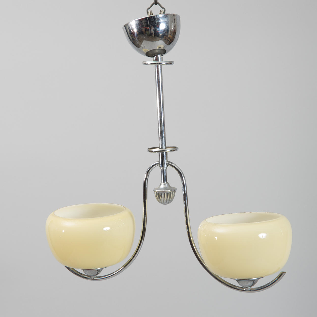 TAKLAMPA med 2 ljusarmar, krom med glaskupor, funkis.