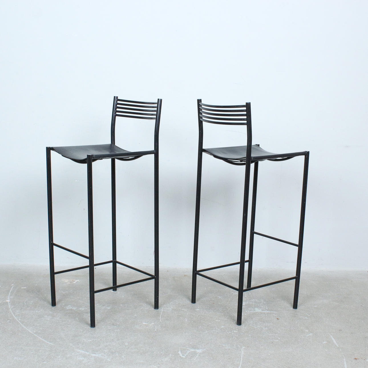 PETER MALY. To barstole til LIGNE ROSET.