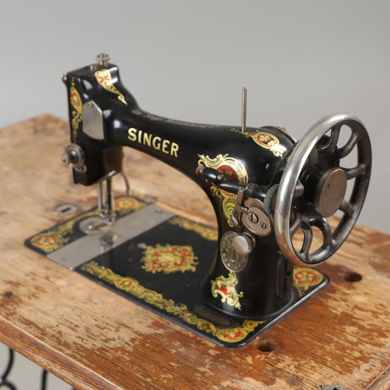 SEWING MACHINE WITH CAST IRON BASE, Singer, early 20th century ...