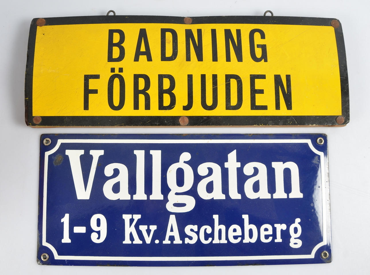 SKYLTAR, 2 st, emaljerade, 1900-tal.