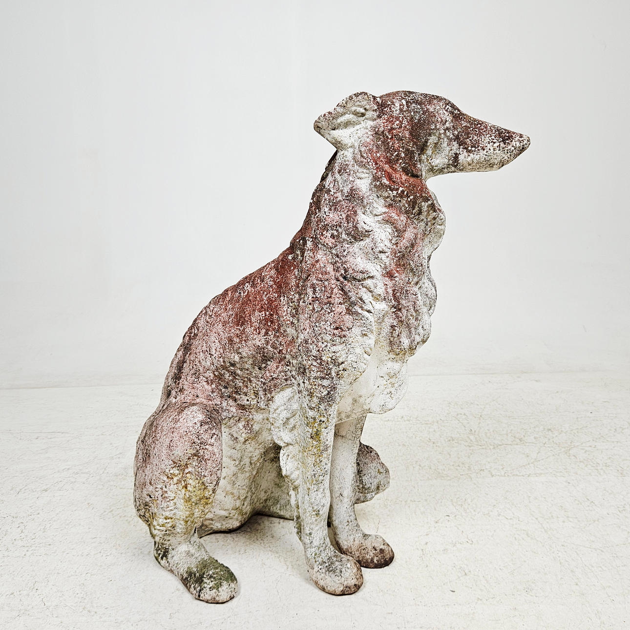 TRÄDGÅRDSSKULPTUR. Borzoi, stenmassa.