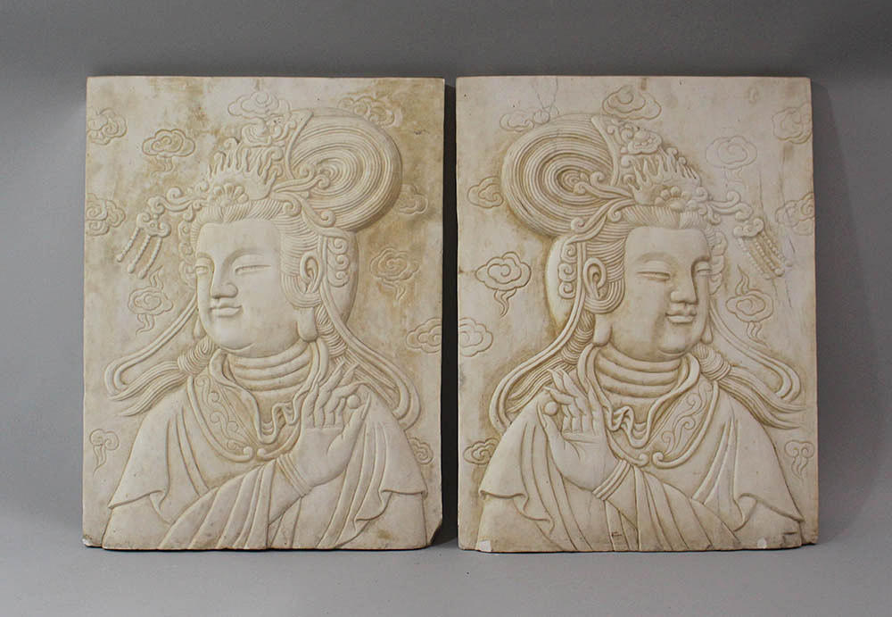 KINA, par stenreliefer, damer i väntande porträtt.