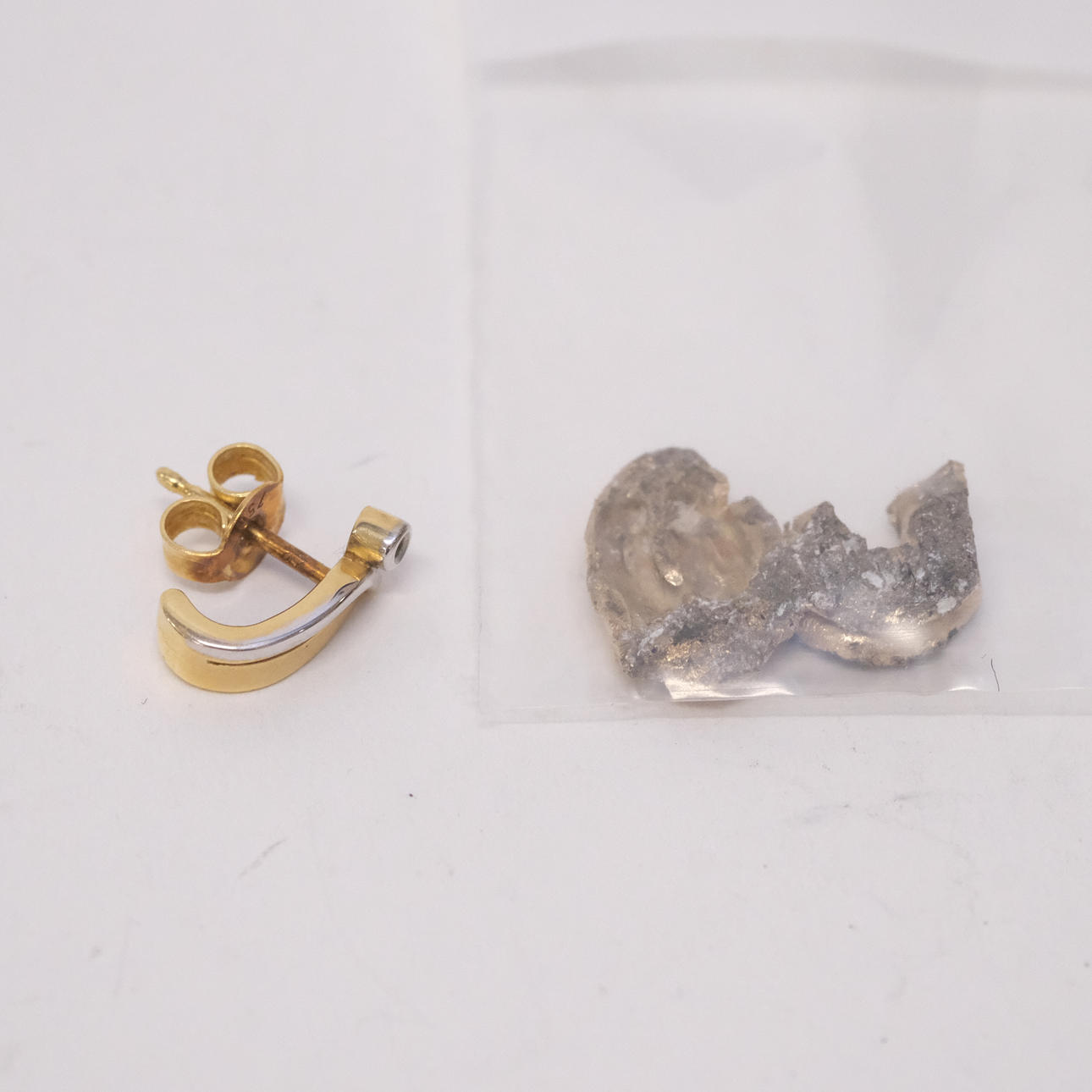 TANDGULD SAMT ÖRHÄNGE, 18K GULD.