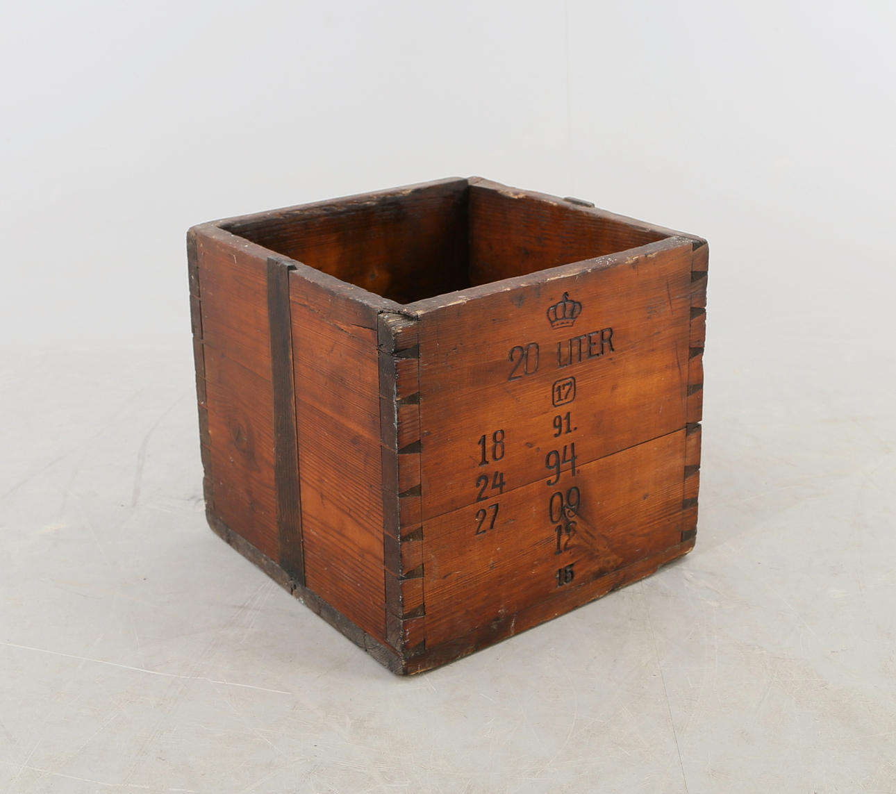 LÅDA, trä, 20 liter, kronstämpel, 18/1900-tal.