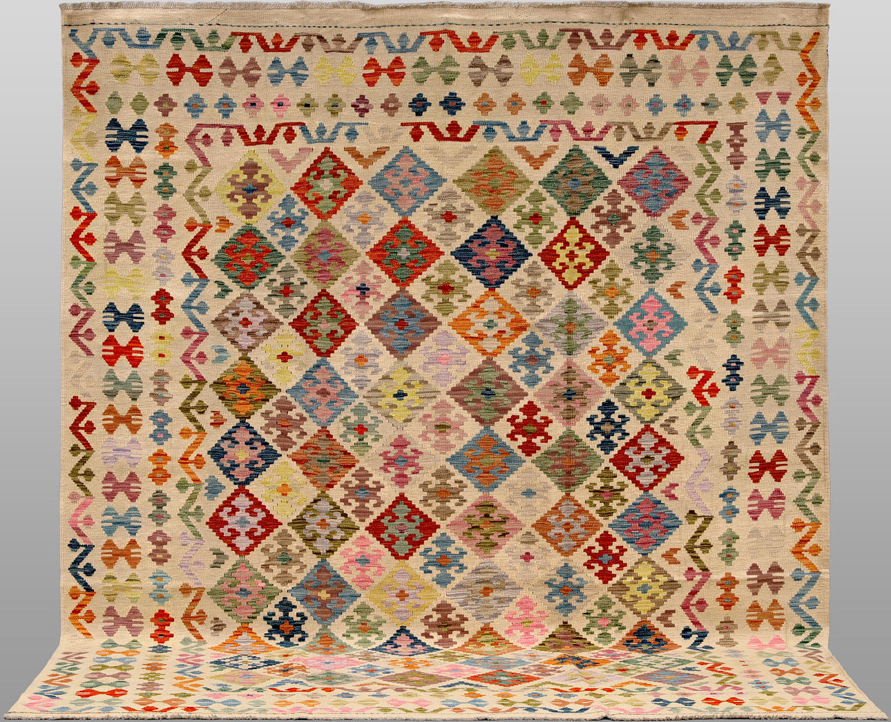 MATTA. Kelim klassisk design, 300 x 248 cm.