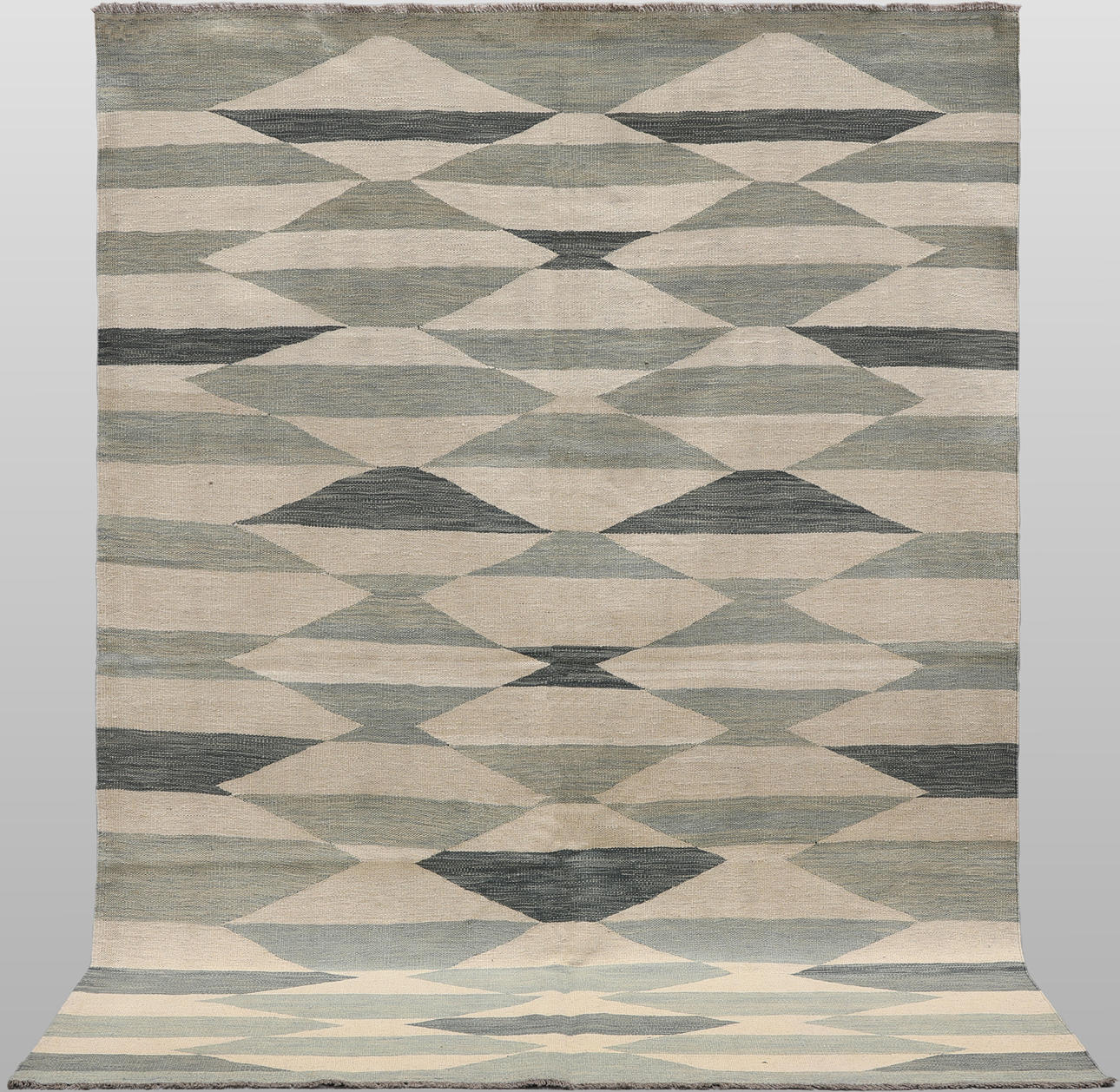 MATTA. Kelim modern design, 238 x 178 cm.