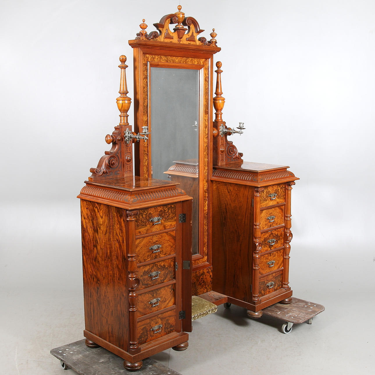 SPEGELBYRÅ, valnötsrot, nyrenässans, 1800-talets slut.