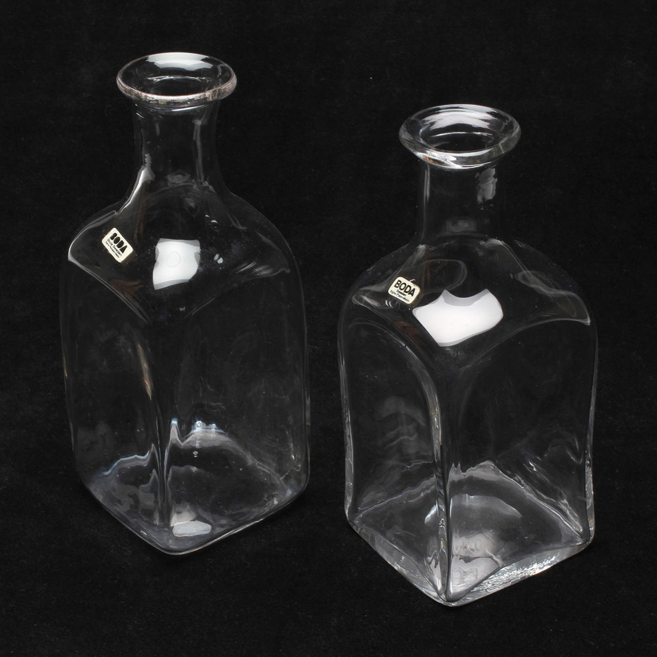 FLASKOR, 2 st. Glas. Signe Person-Melin Boda, 1900-talets andra hälft.