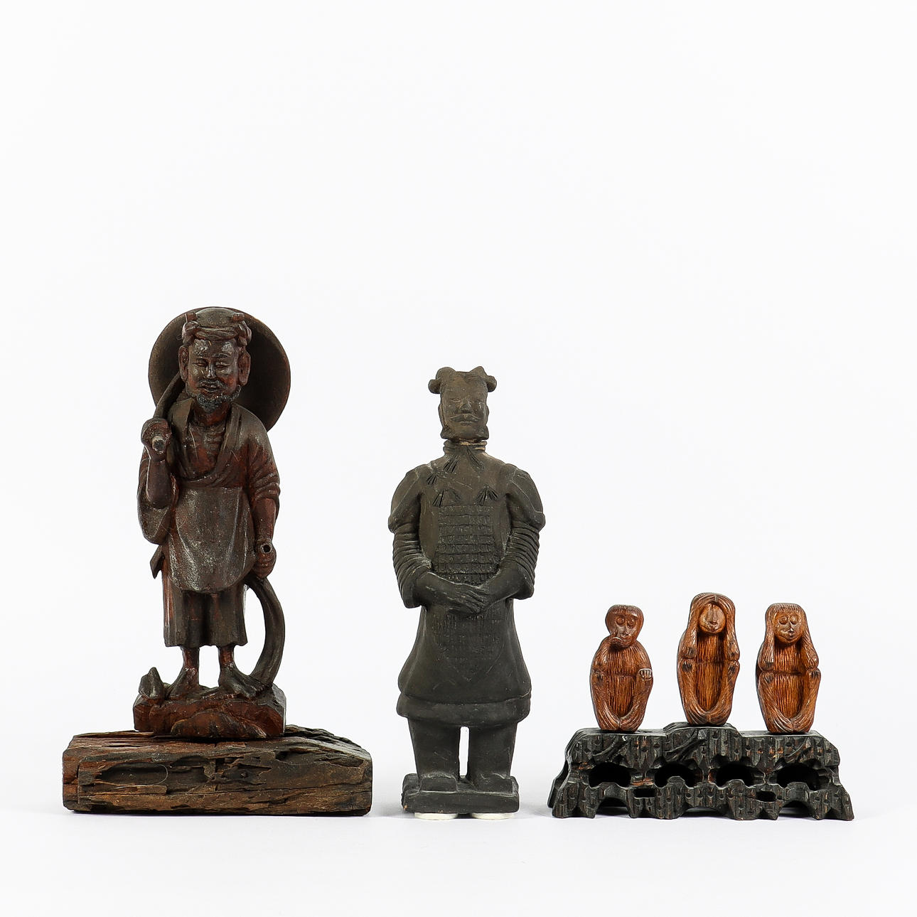 FIGURER, 3 stycken, asiatiska, 1900-talets senare del. Asiatika - Trä ...