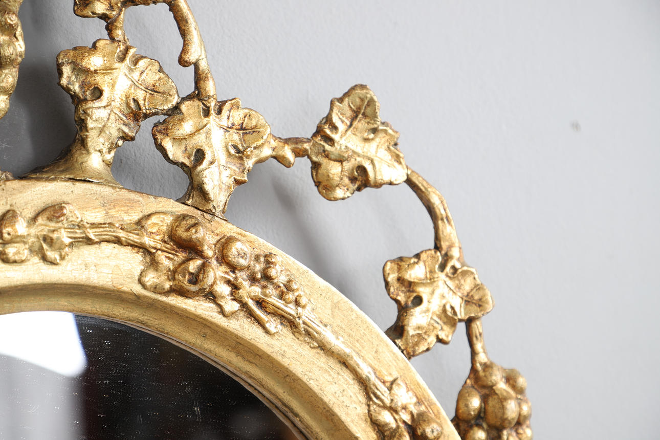 A GILT PAINTED GESSO WALL MIRROR. Mirrors - Auctionet