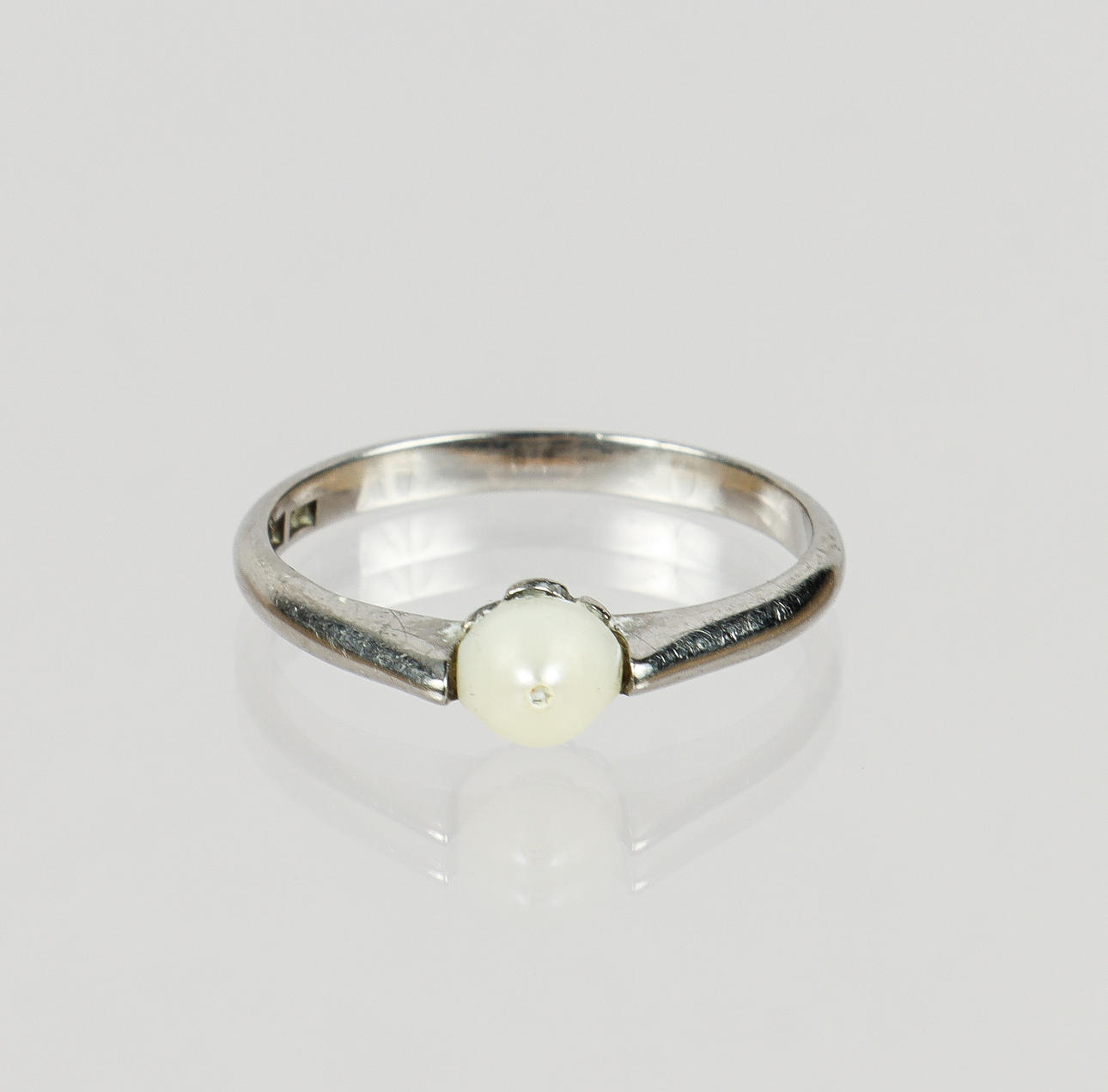 RING, 18k vitguld med odlad pärla.