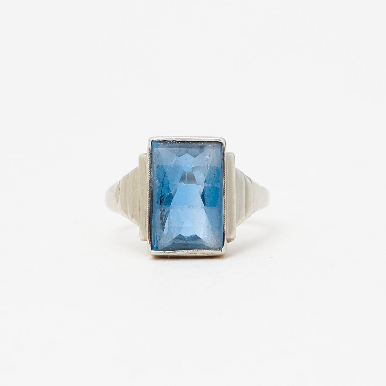 RING, 18k guld, syntetisk sten, totalvikt ca 2,7 gram.