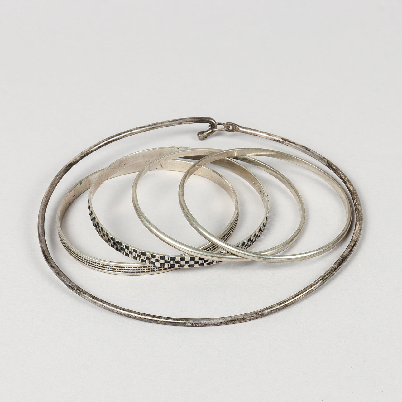 ARMRINGAR OCH HALSRING, silver.