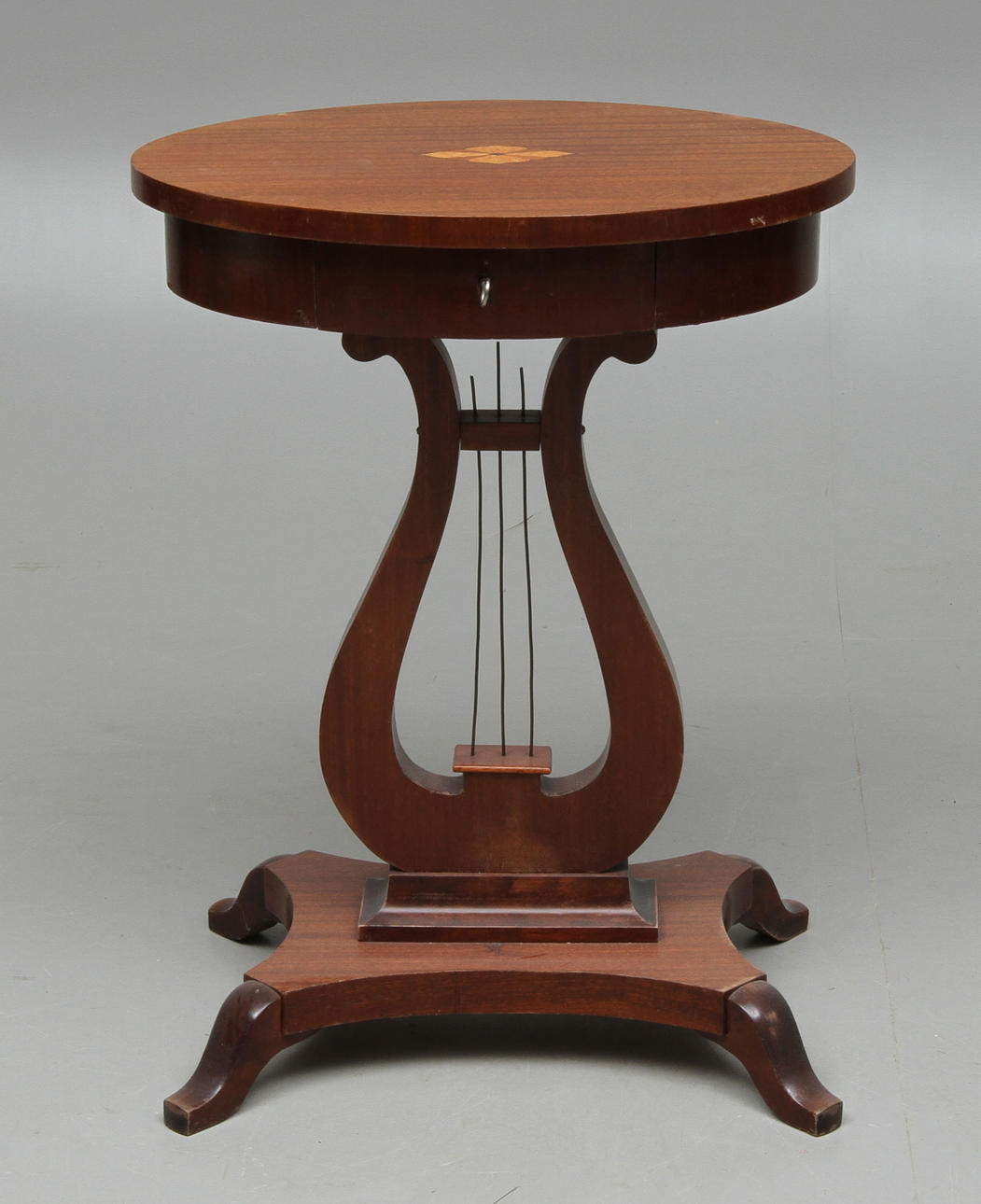 BORD, på lyrfot, Karl Johan-stil, 1900-tal.