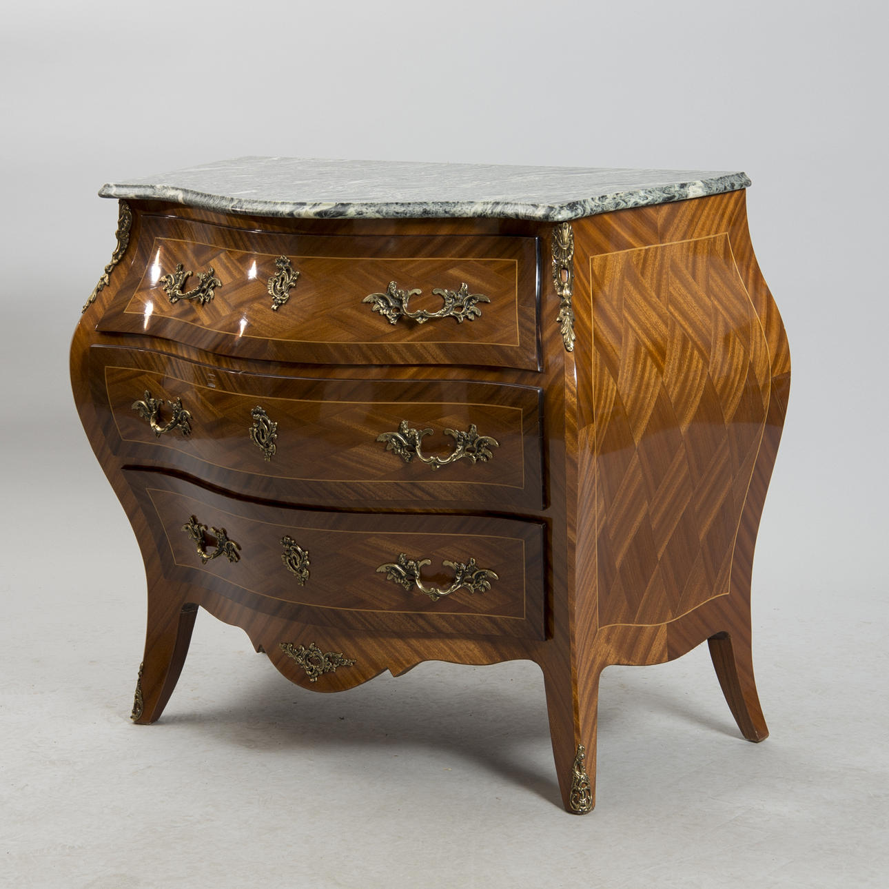 BYRÅ, 3-lådig, mahogny med bronser, rokokostil.